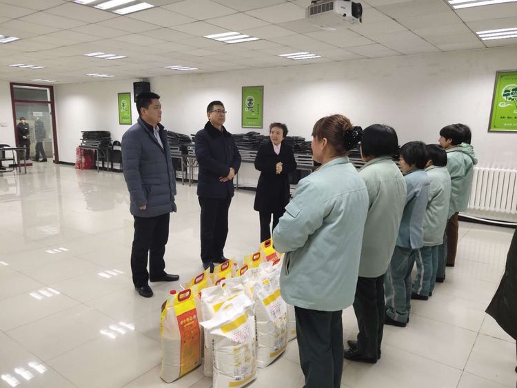 新春送溫暖 關(guān)懷暖人心 經(jīng)發(fā)物業(yè)開展一線困難職工慰問活動